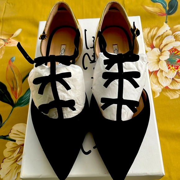 Oscar de la Renta Shoes - Oscar de la Renta black suede / gold shoes. Size 38.5